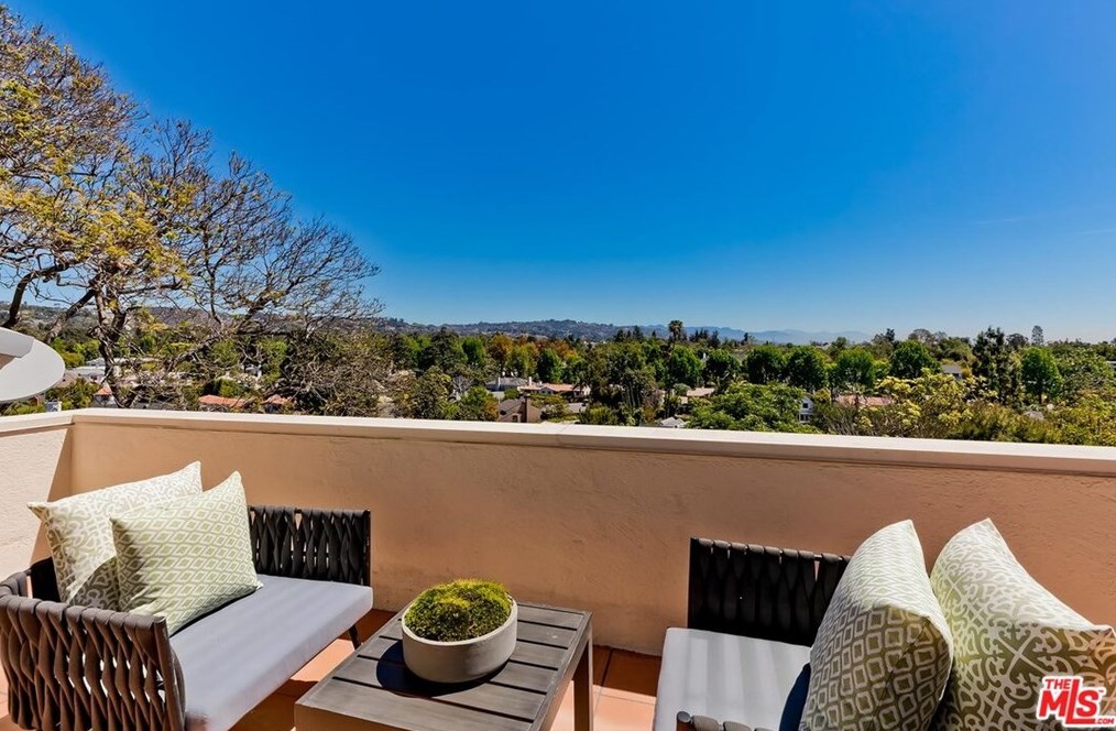 10557 Wyton Dr, Los Angeles CA  90024-2529 exterior