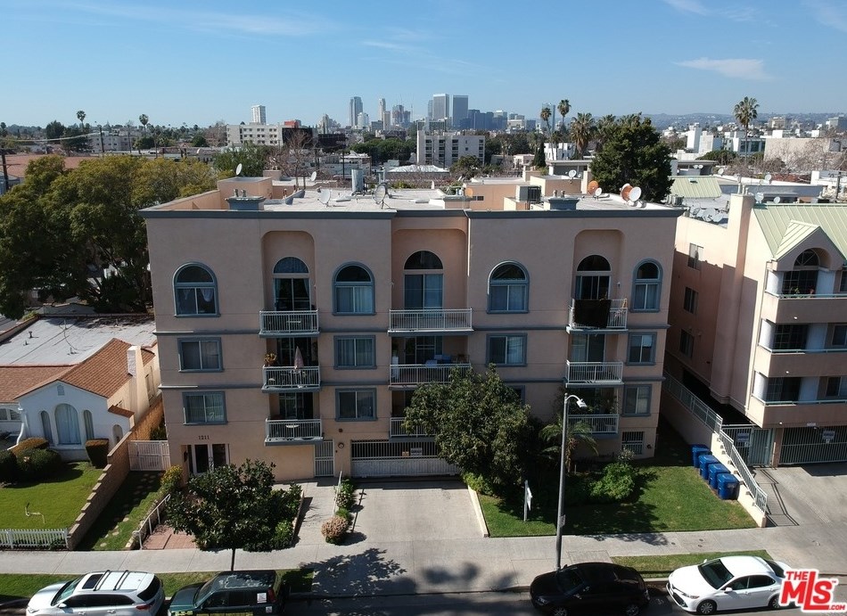 1211 Shenandoah St, Los Angeles CA  90035-2276 exterior