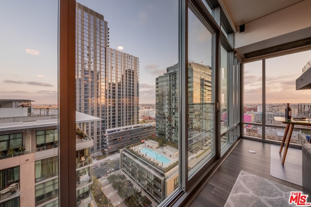 1100 Hope St, Los Angeles CA  90015-4308 exterior