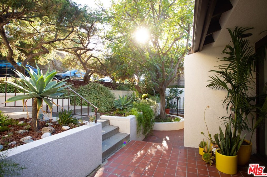 1622 Poppy Peak Dr, Pasadena, CA 91105-2763