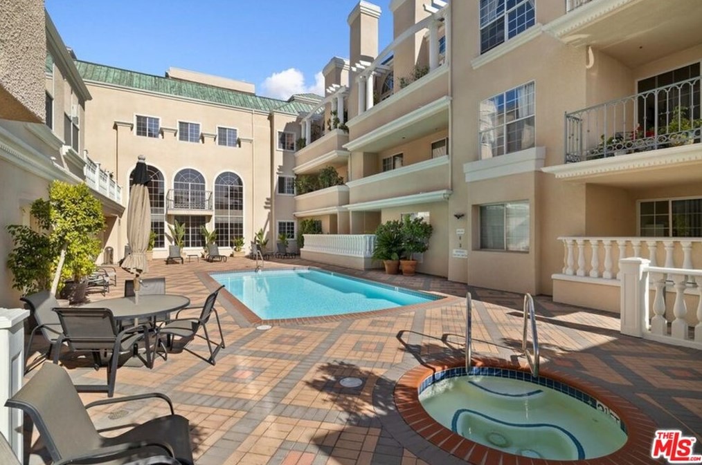 930 Doheny Dr, Los Angeles CA  90069-3172 exterior