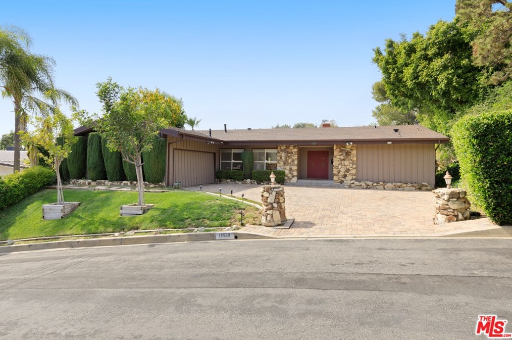 11439 Dona Lola Dr, North Hollywood, CA 91604-4322