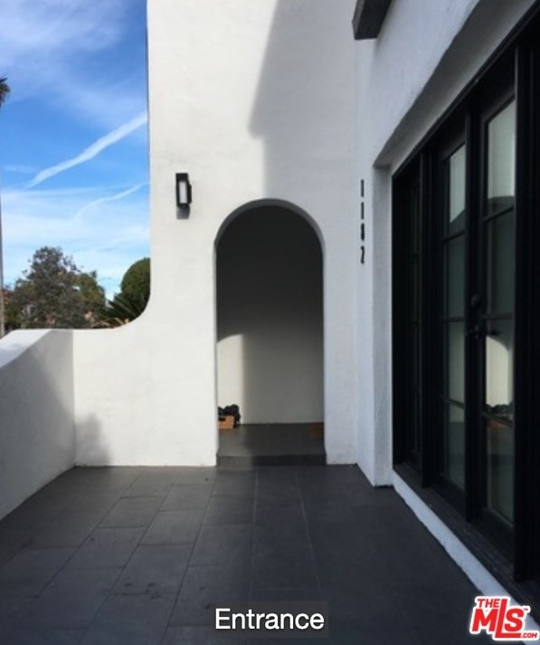 1182 Tremaine Ave, Los Angeles CA  90019-1720 exterior