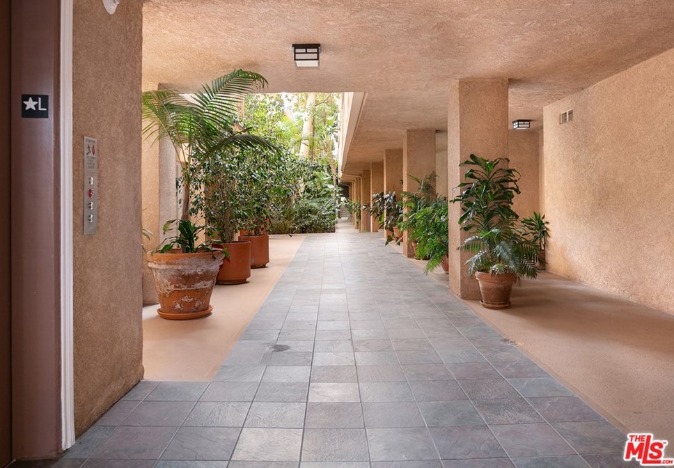 1010 Hammond St, Los Angeles CA  90069-3865 exterior