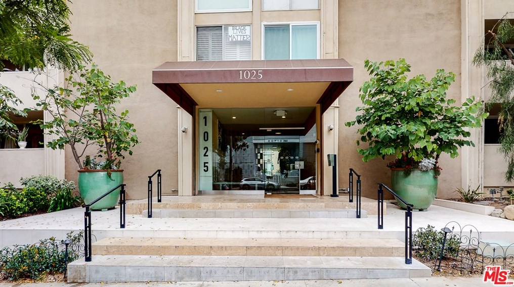 1025 Kings Rd, Los Angeles CA  90069-6004 exterior