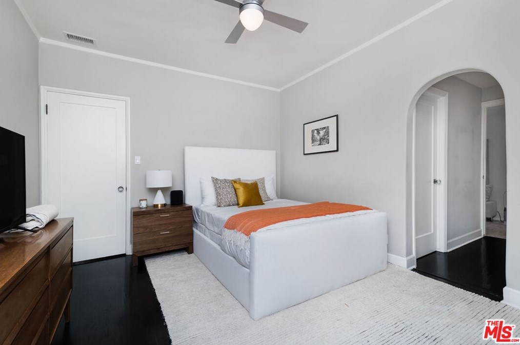 320 Edinburgh Ave, Los Angeles CA  90048-2302 exterior