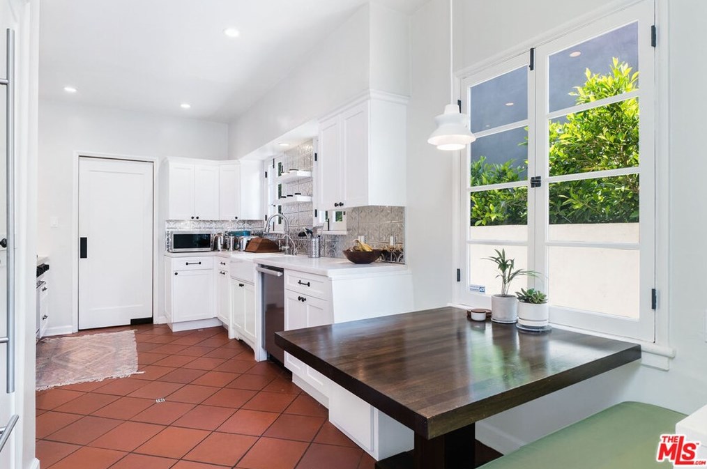 320 Edinburgh Ave, Los Angeles CA  90048-2302 exterior