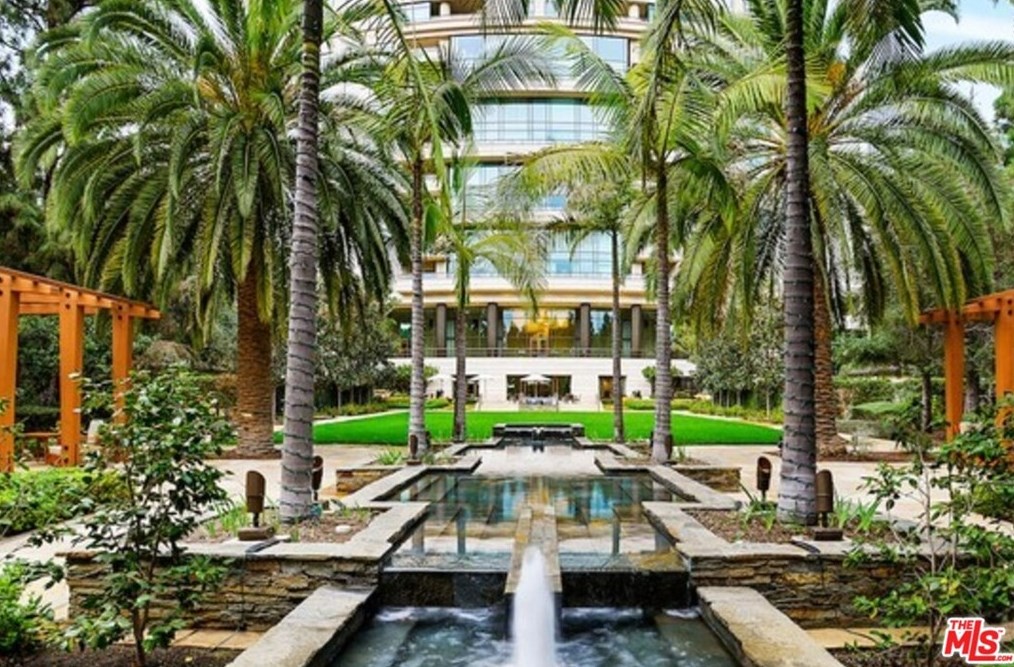 1 Century Dr, Los Angeles CA  90067-3401 exterior