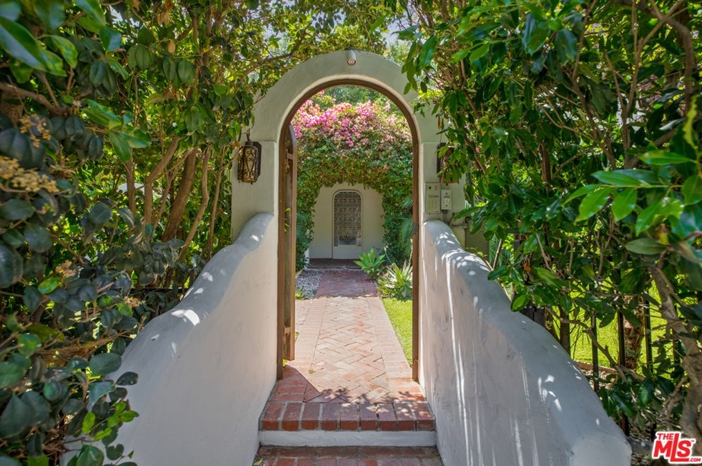 1135 Sunset Vale Ave, Los Angeles CA  90069-1712 exterior
