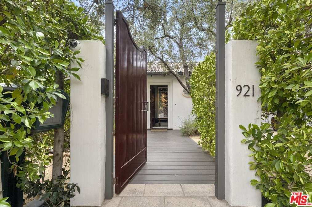 921 Orlando Ave, Los Angeles, CA 90069-4205