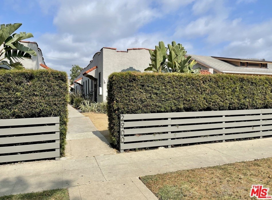 2900 Edgehill Dr, Los Angeles, CA 90018-2852