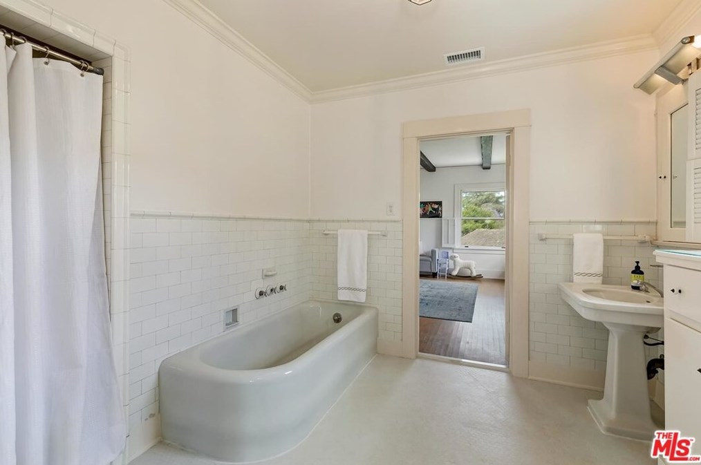 134 Windsor Blvd, Los Angeles CA  90004-3816 exterior