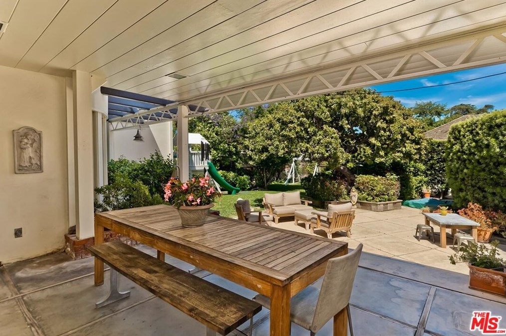 134 Windsor Blvd, Los Angeles CA  90004-3816 exterior