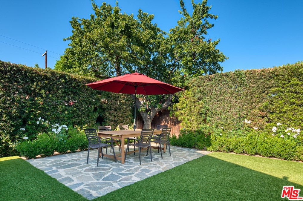 7352 Zelzah Ave, Los Angeles CA  91335-3219 exterior