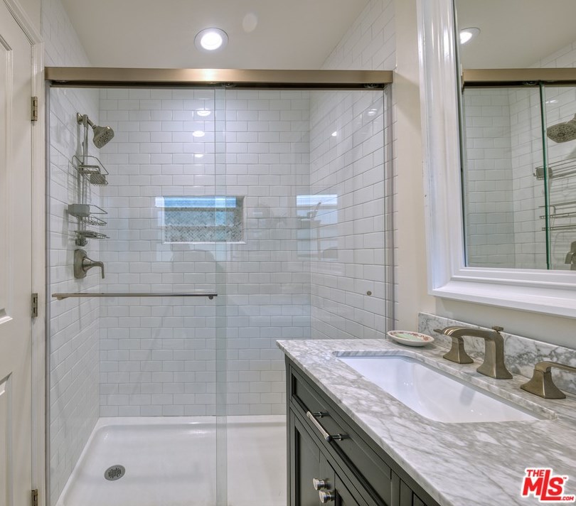 7352 Zelzah Ave, Los Angeles CA  91335-3219 exterior