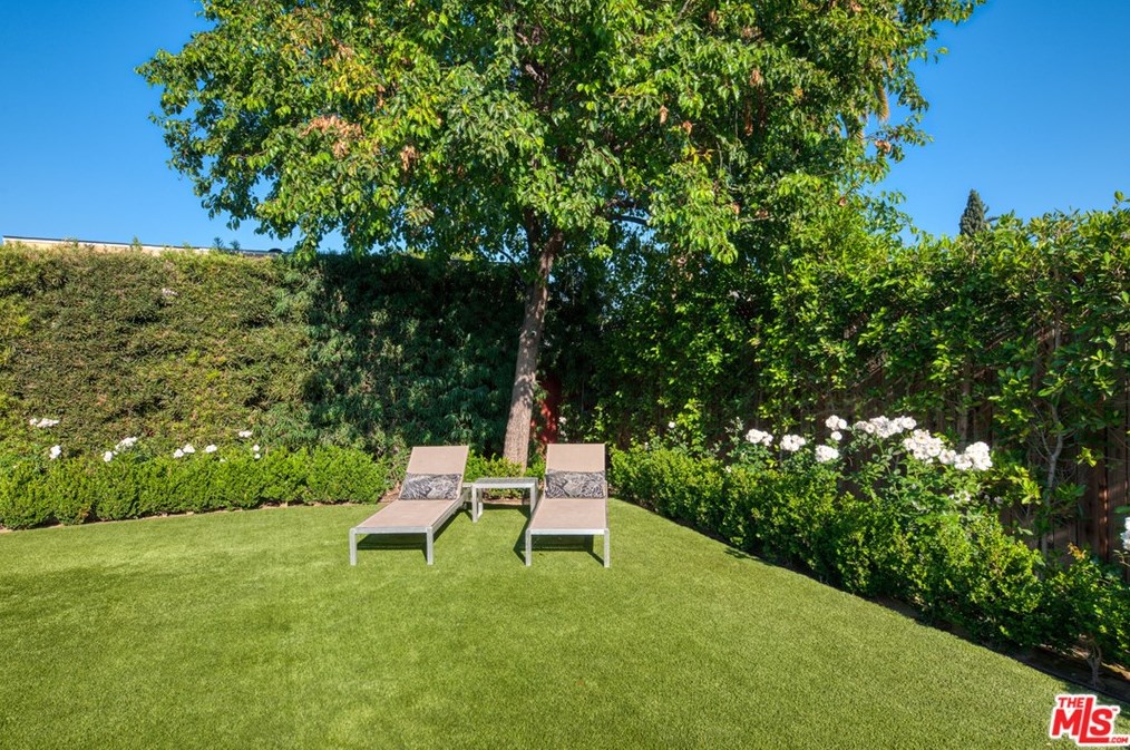 7352 Zelzah Ave, Los Angeles CA  91335-3219 exterior