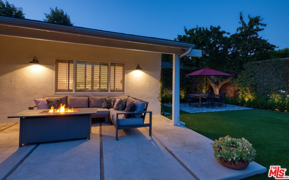 7352 Zelzah Ave, Los Angeles CA  91335-3219 exterior