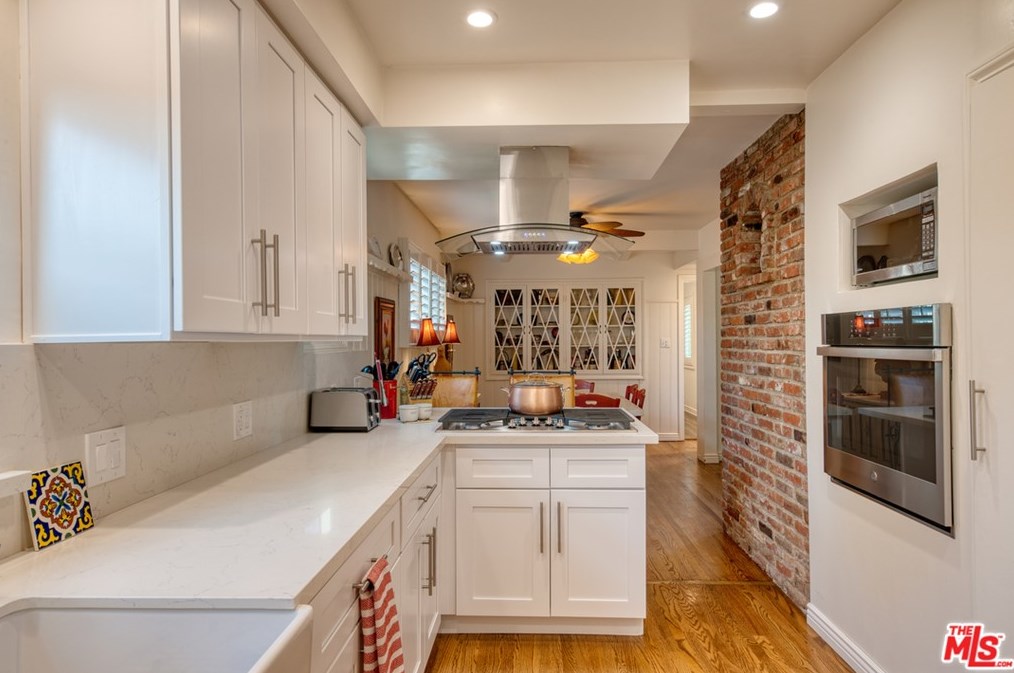 7352 Zelzah Ave, Los Angeles CA  91335-3219 exterior
