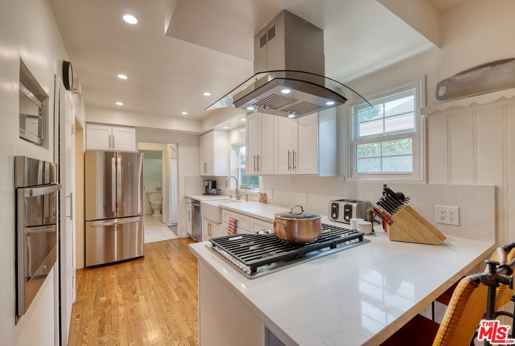 7352 Zelzah Ave, Los Angeles CA  91335-3219 exterior