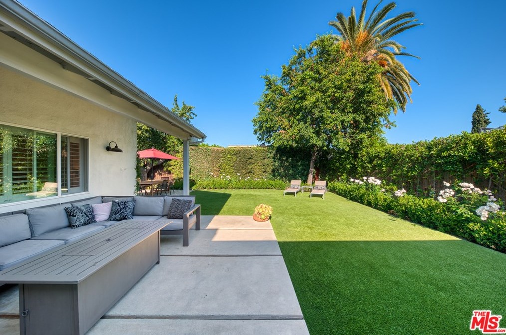7352 Zelzah Ave, Los Angeles CA  91335-3219 exterior