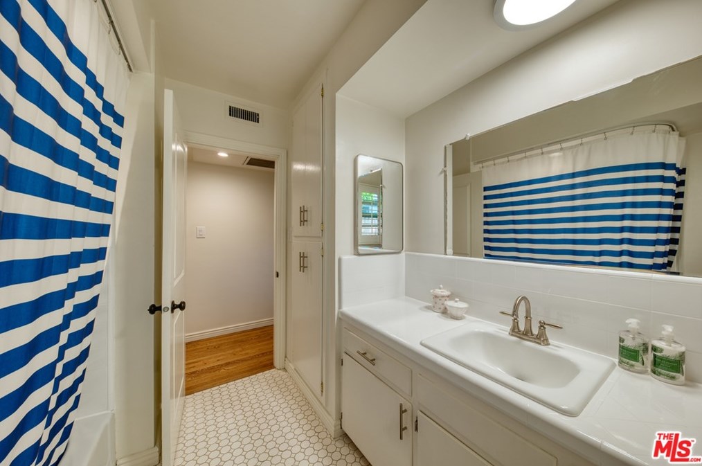 7352 Zelzah Ave, Los Angeles CA  91335-3219 exterior