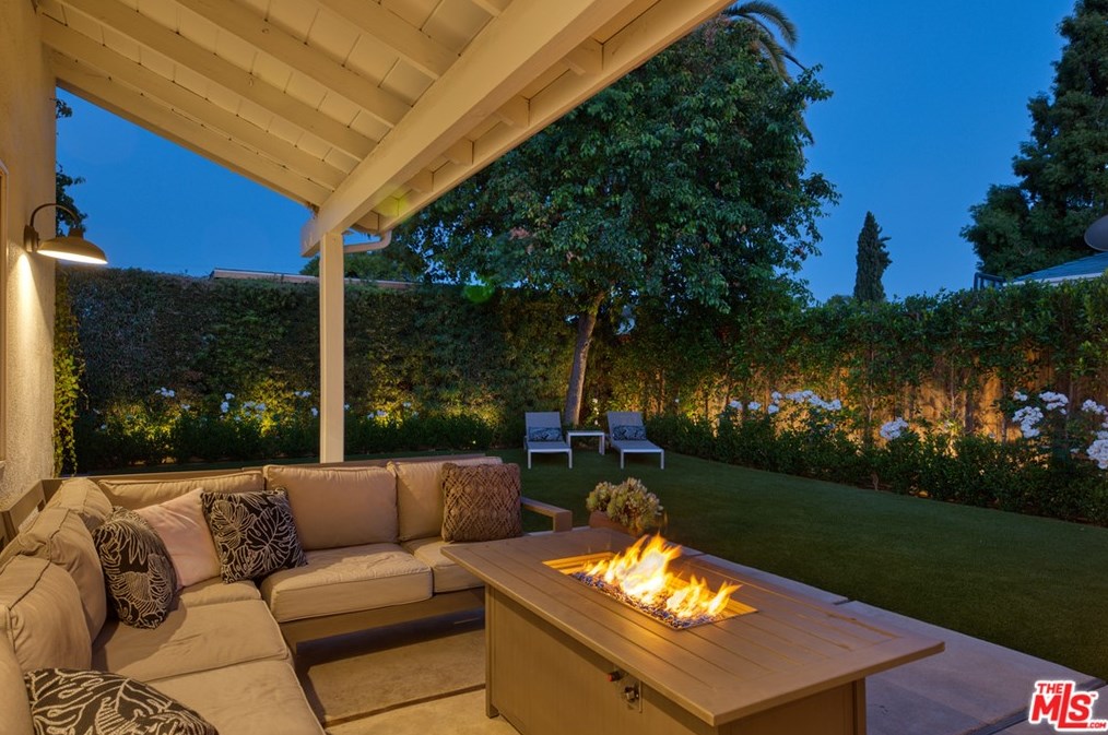 7352 Zelzah Ave, Los Angeles CA  91335-3219 exterior