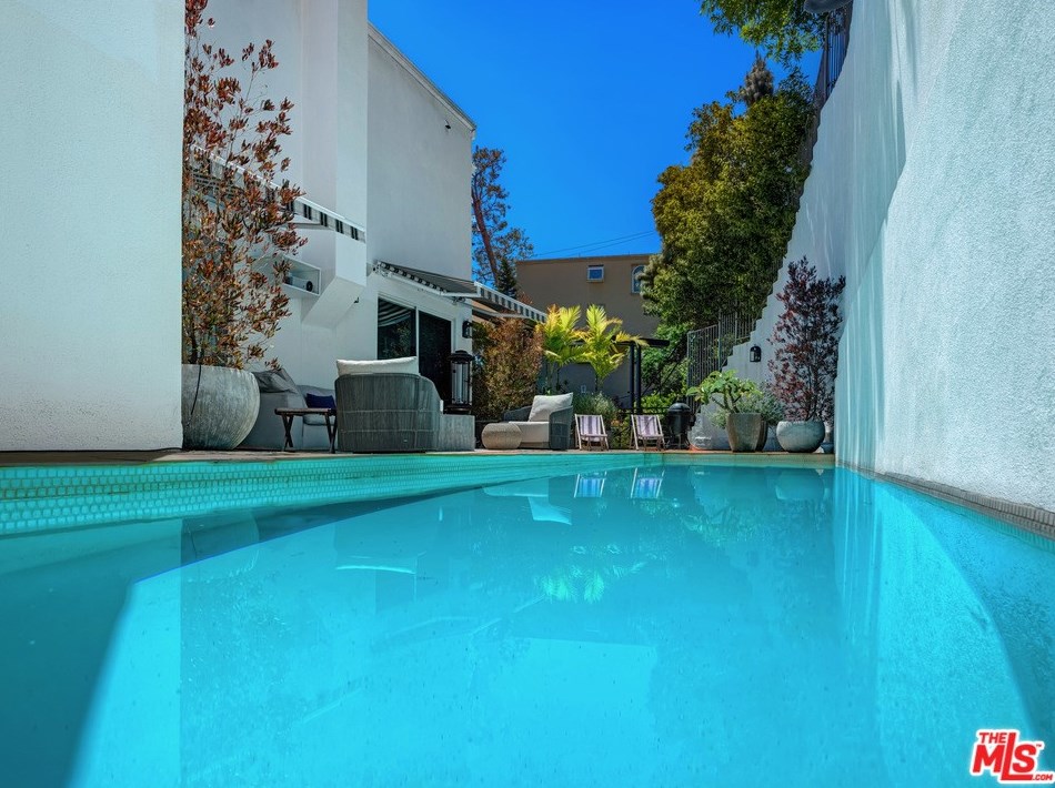 6491 Rodgerton Dr, Los Angeles, CA 90068-1917