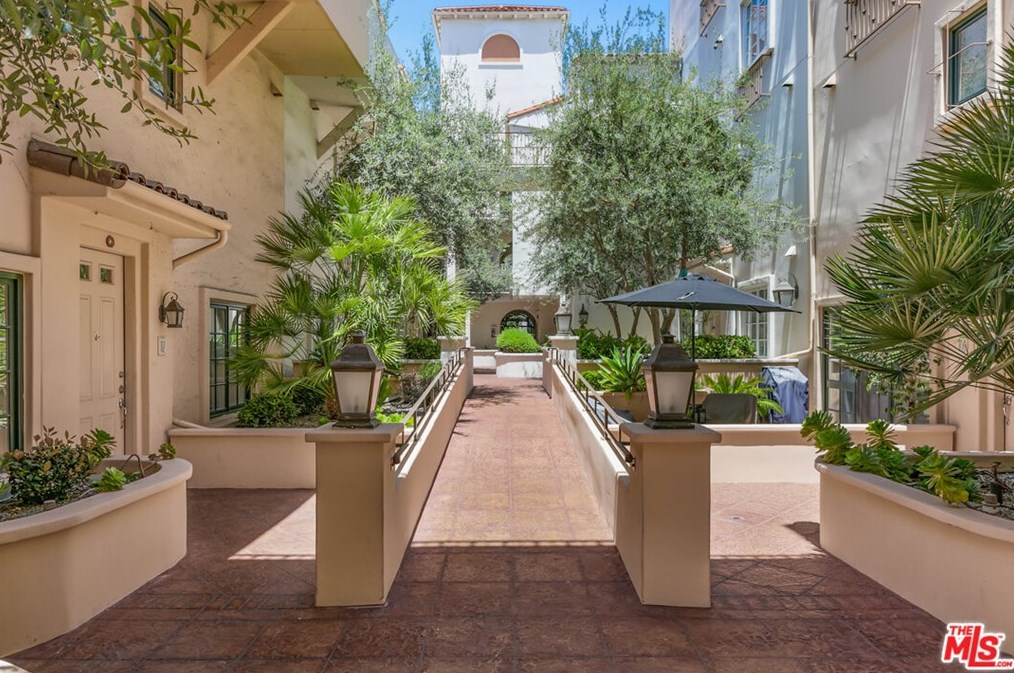 851 San Vicente Blvd, Los Angeles CA  90069-4511 exterior