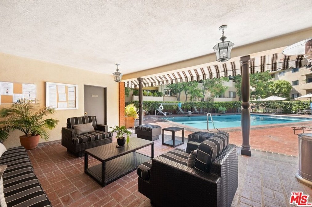 645 Wilcox Ave, Los Angeles CA  90004-1131 exterior