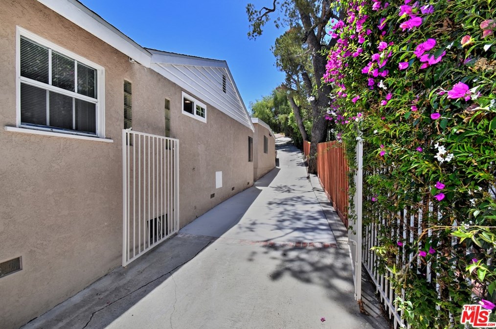 5643 Shirley Ave, Los Angeles CA  91356-1031 exterior