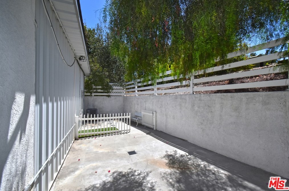 5643 Shirley Ave, Los Angeles CA  91356-1031 exterior