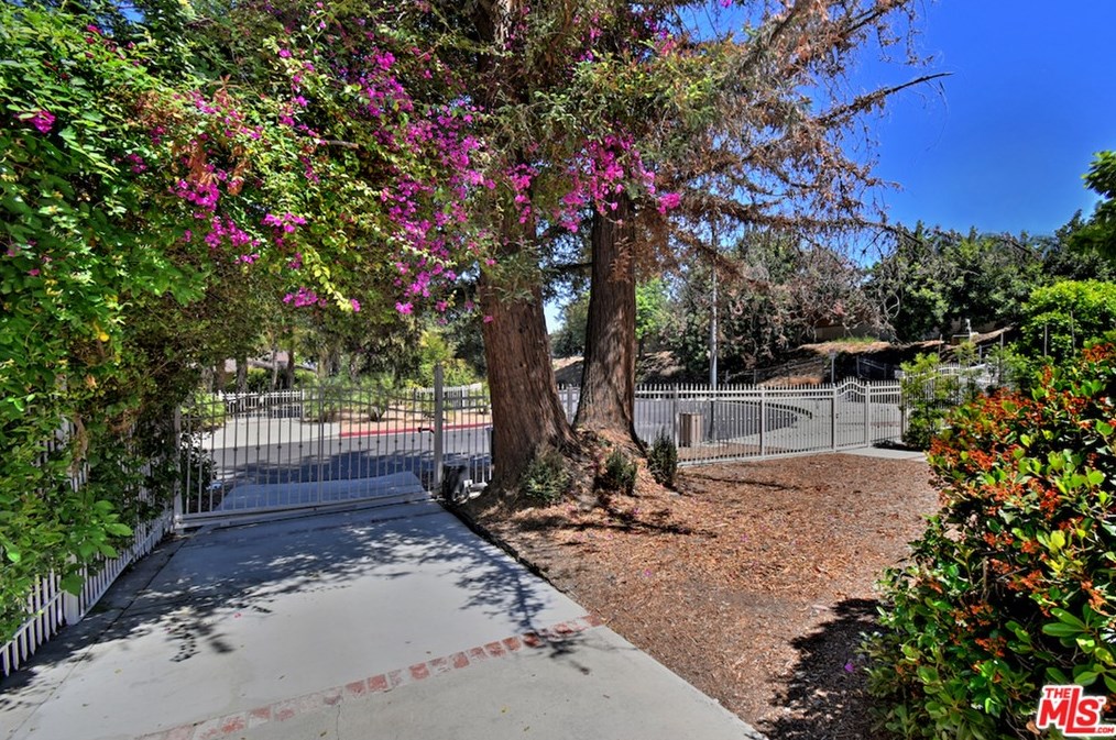 5643 Shirley Ave, Los Angeles CA  91356-1031 exterior