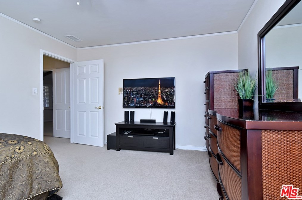 5643 Shirley Ave, Los Angeles CA  91356-1031 exterior