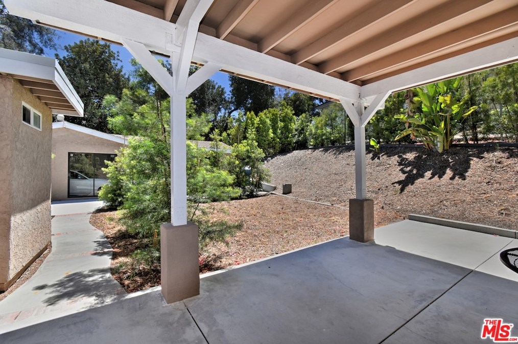 5643 Shirley Ave, Los Angeles CA  91356-1031 exterior