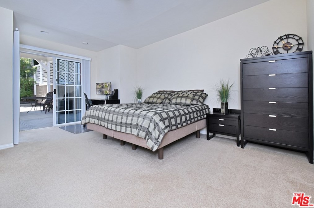 5643 Shirley Ave, Los Angeles CA  91356-1031 exterior