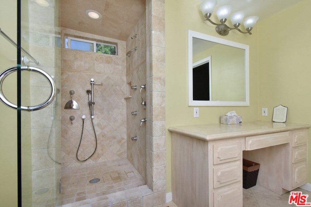 5643 Shirley Ave, Los Angeles CA  91356-1031 exterior