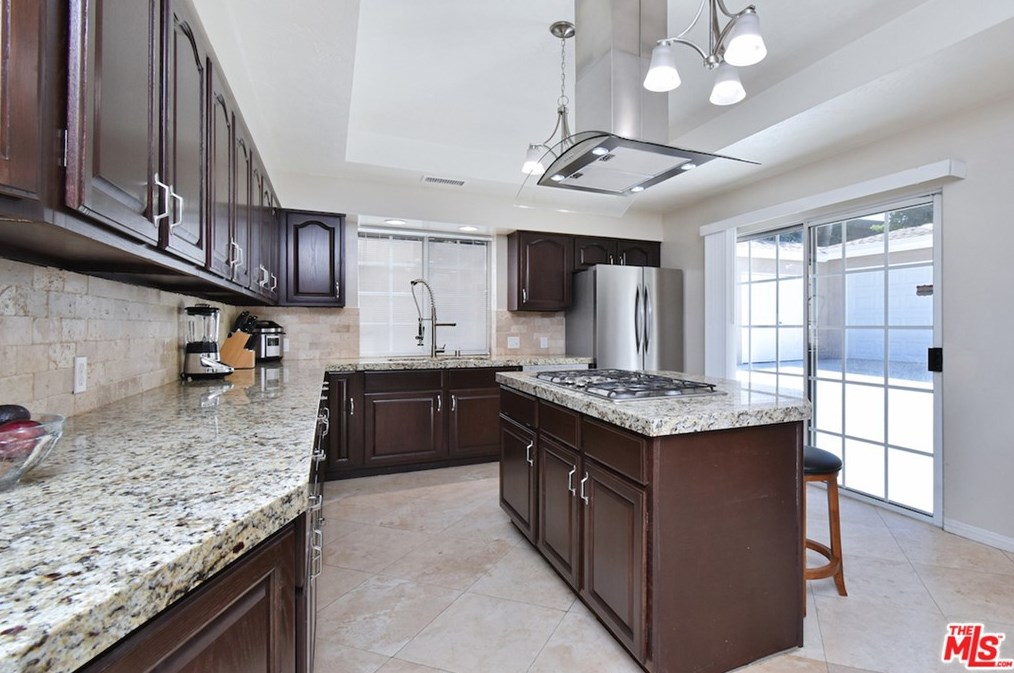 5643 Shirley Ave, Los Angeles CA  91356-1031 exterior