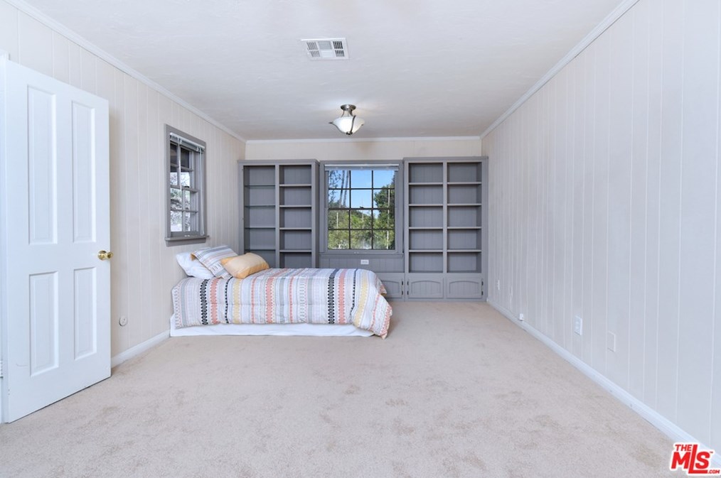 5643 Shirley Ave, Los Angeles CA  91356-1031 exterior