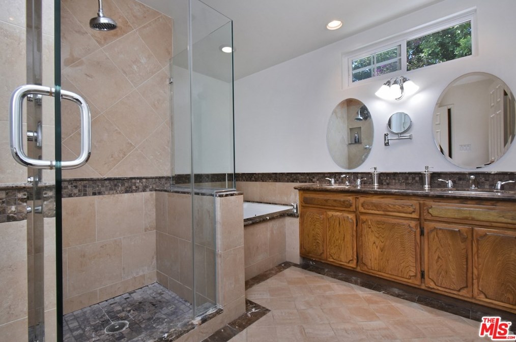 5643 Shirley Ave, Los Angeles CA  91356-1031 exterior