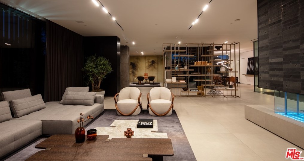 527 Palm Dr, Beverly Hills, CA 90210-3412