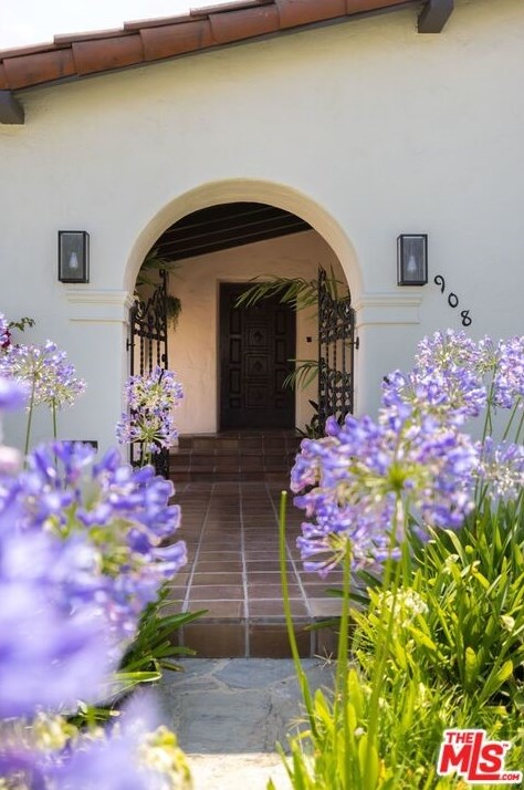 908 Dunsmuir Ave, Los Angeles, CA 90036-4730