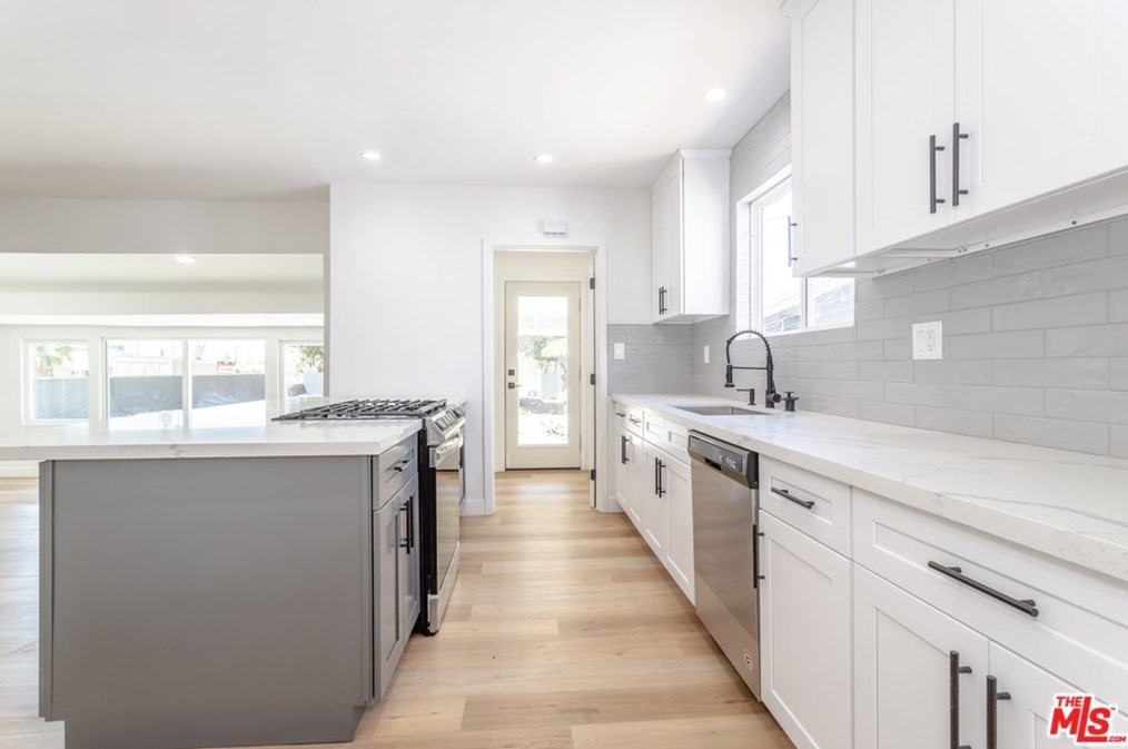 8959 Mercedes Ave, Los Angeles CA  91331-5809 exterior