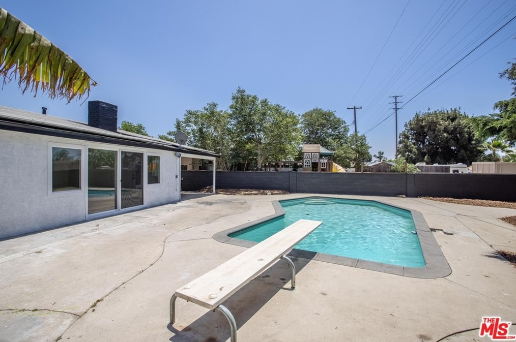 8959 Mercedes Ave, Los Angeles CA  91331-5809 exterior