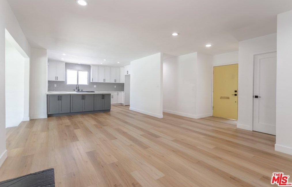 8959 Mercedes Ave, Los Angeles CA  91331-5809 exterior