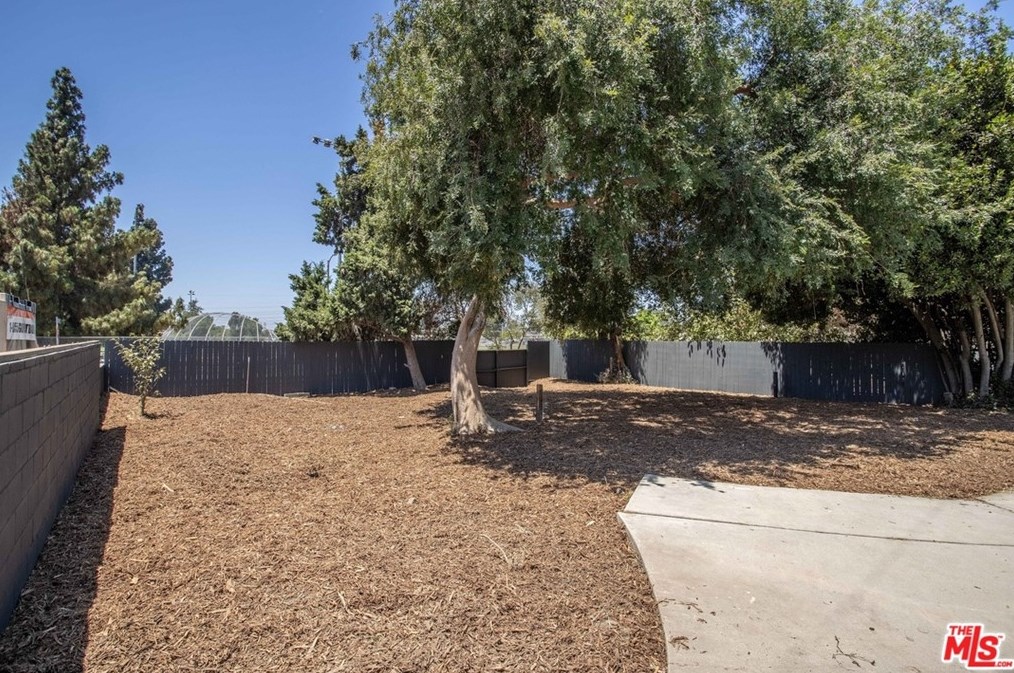 8959 Mercedes Ave, Los Angeles CA  91331-5809 exterior