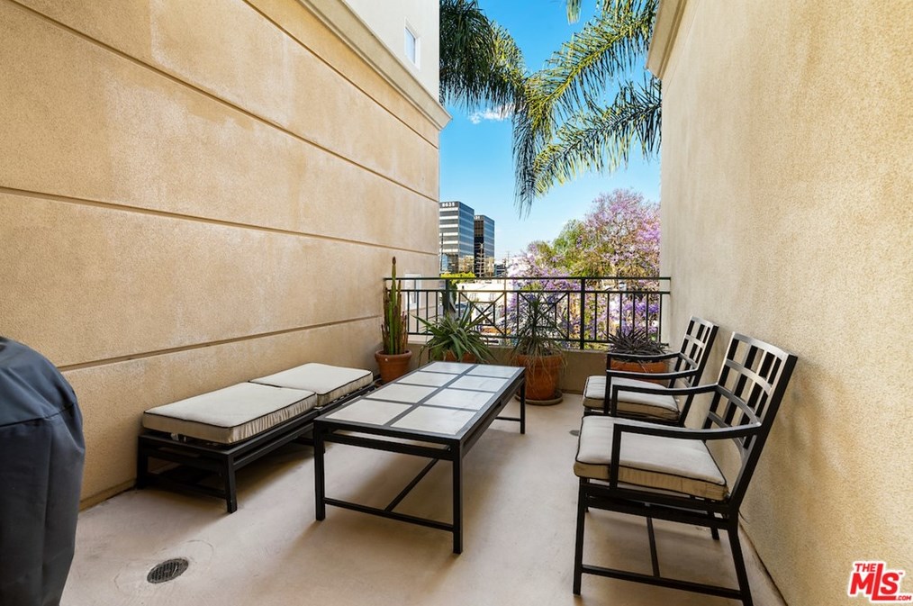 305 Arnaz Dr, Los Angeles CA  90048-3822 exterior