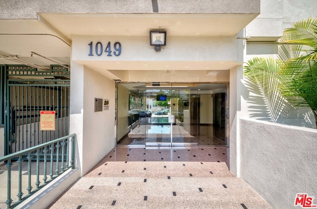 1049 Hobart Blvd, Los Angeles CA  90006-2405 exterior