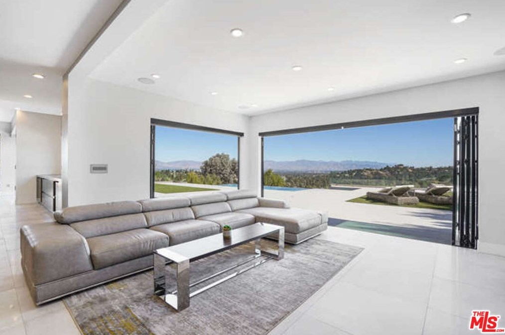 4338 Gayle Dr, Los Angeles CA  91356-5016 exterior