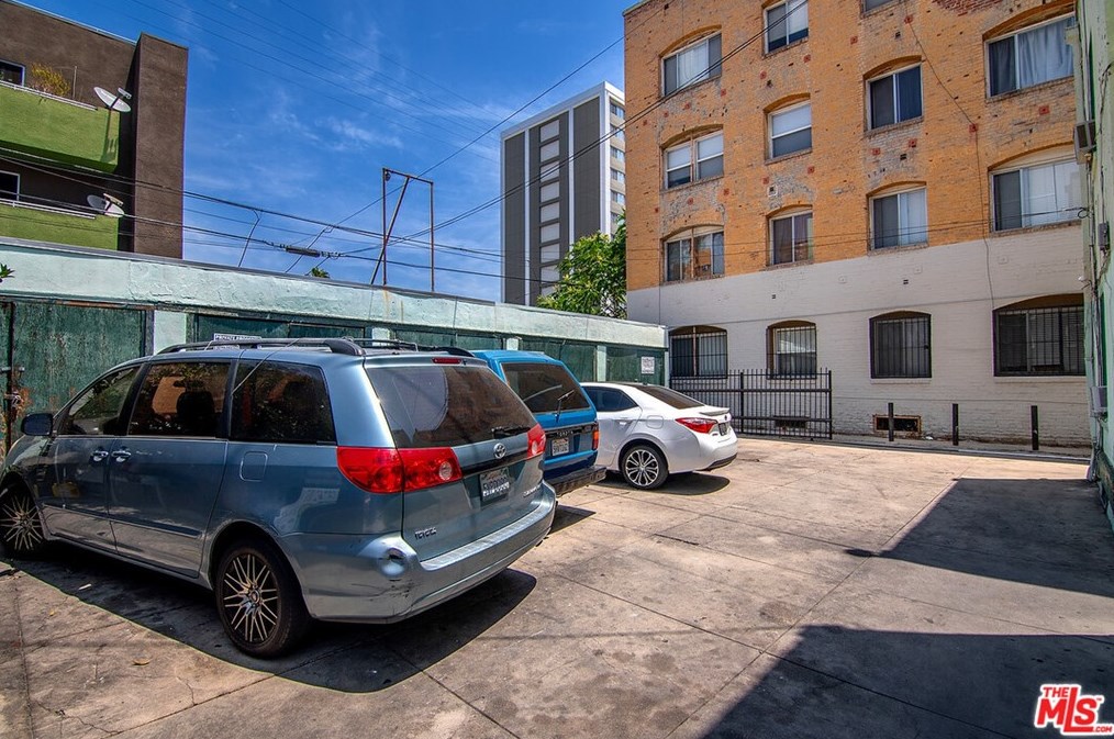 2941 8th St, Los Angeles, CA 90023-2128