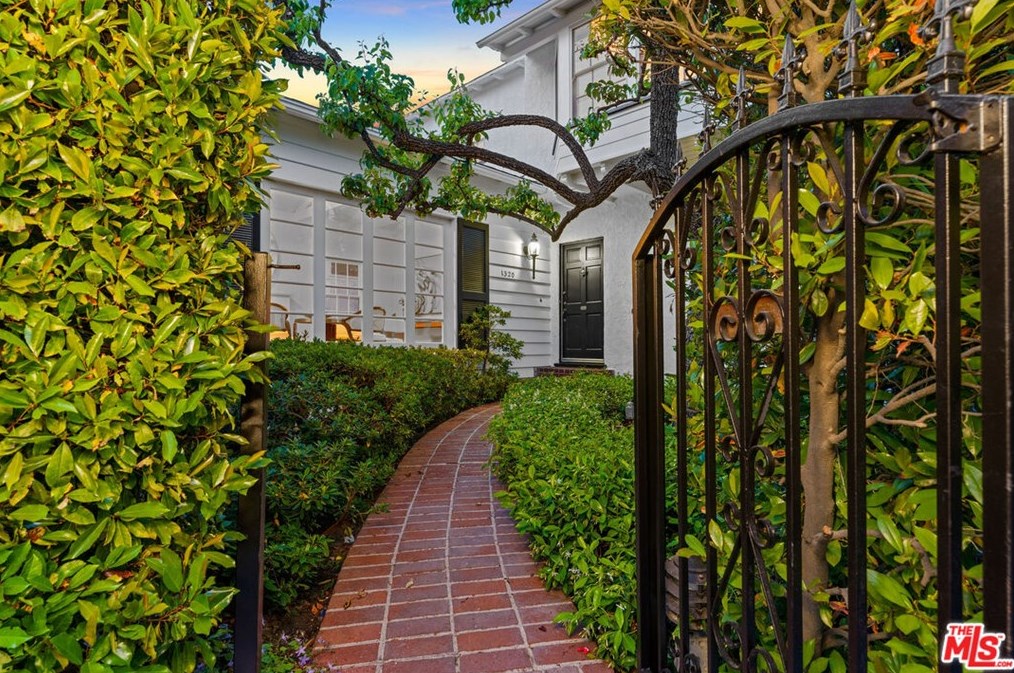 1320 Thayer Ave, Los Angeles CA  90024-5124 exterior